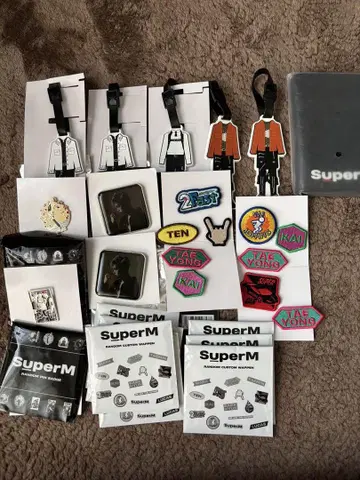 SuperM 굿즈 러버 키링, 핀 배지, 여권 케이스 외