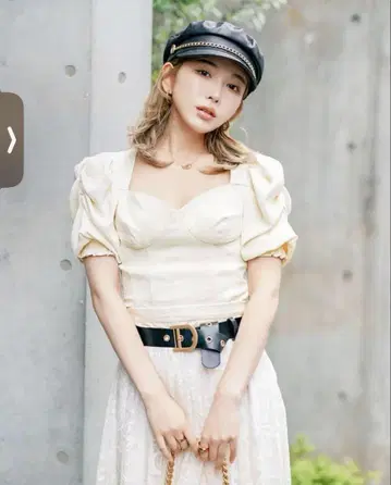 다리치 도트 퍼프 슬리브 상의