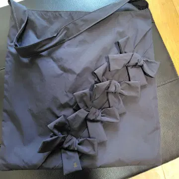 리본 달린 메니 리본 토트백 차콜 그레이