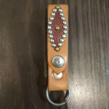 스터드 장식이 달린 가죽 키링