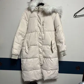 아이보리 퍼 부착 롱 다운 자켓