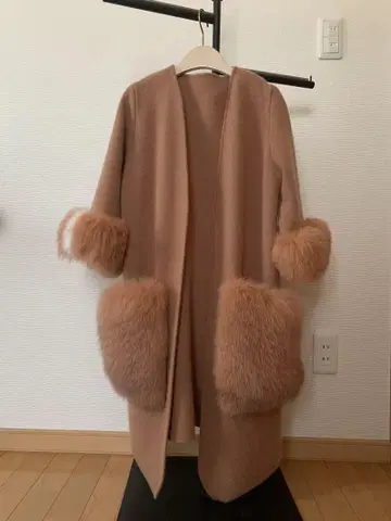 퍼가 달린 베이지 롱 코트