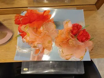 오렌지와 빨간색 꽃 장식