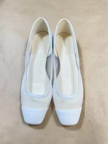 오데뜨 앤 오딜 화이트 플랫슈즈 메쉬 펌프스
