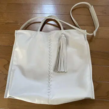 화이트 가죽 숄더백 태슬 포함
