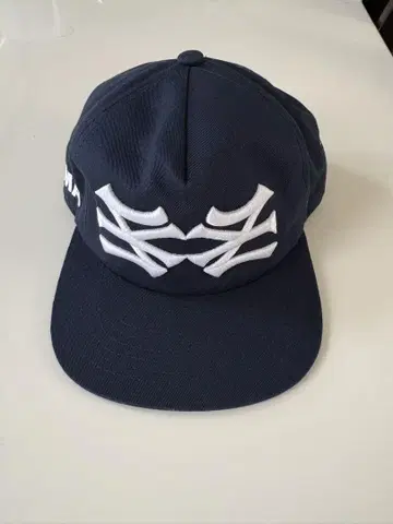 네이비 캡 자수 로고 OMA
