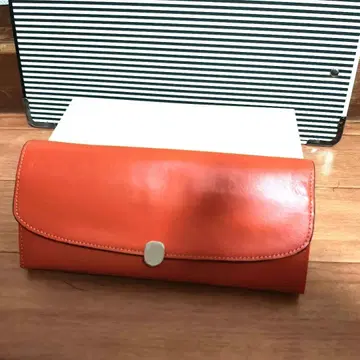 최종 가격 인하 새상품 꼼사맨 오렌지 가죽 장지갑 플랩식