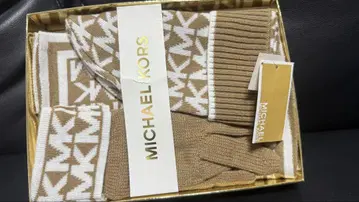 MICHAEL KORS 니트 머플러 장갑 모자 세트