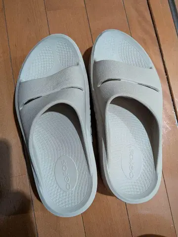 Oofos 베이지 슬라이드 샌들