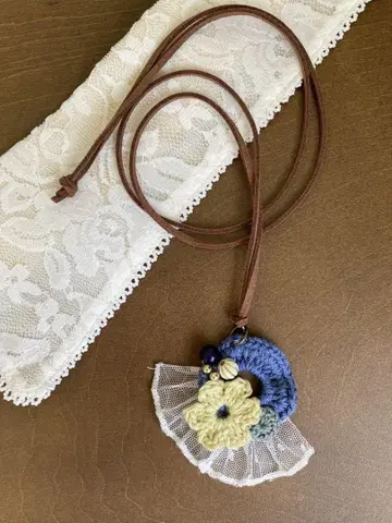 어스 컬러 꽃 모티브 목걸이