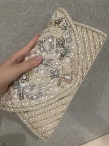체인이 달린 비쥬 클러치백