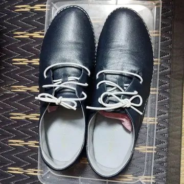 네이비 가죽 스니커즈