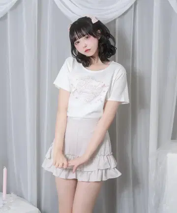 Honey Cinnamon 로고 자수 리본 펄 T셔츠