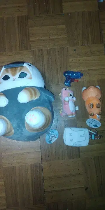 고양이 봉제 인형과 키체인 수납함, 그리고 여러 가지