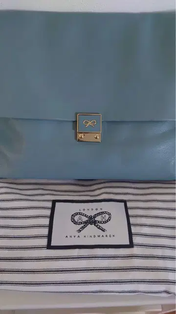 Anya Hindmarch 스카이블루 숄더백