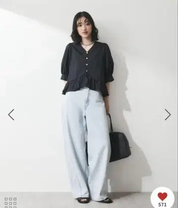 프릴 장식 블랙 벌룬 슬리브 셔츠