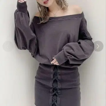다크 그레이 오프숄더 미니 원피스