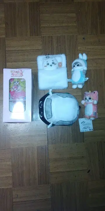 캐릭터 봉제 인형 세트와 프리큐어 라이트