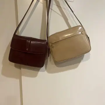 버건디와 베이지 숄더백 세트