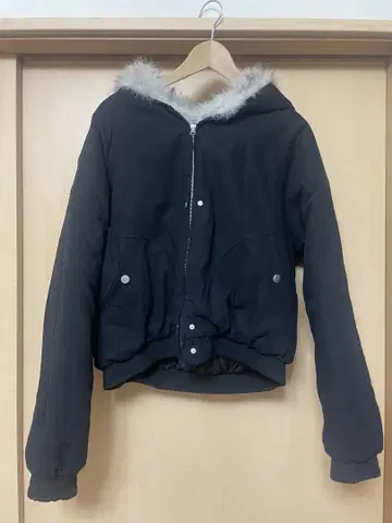 퍼 달린 블랙 숏 자켓