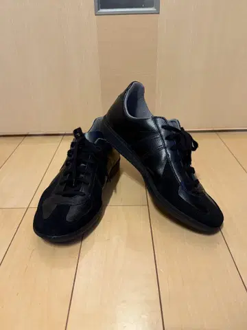 REPRODUCTION OF FOUND German trainer 40