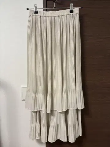 아이보리 플리츠 플레어 롱 스커트