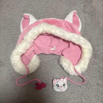 고양이 귀 달린 플리스 모자와 봉제 인형
