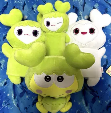 그린 컬러와 화이트 컬러 봉제 인형 4개 세트