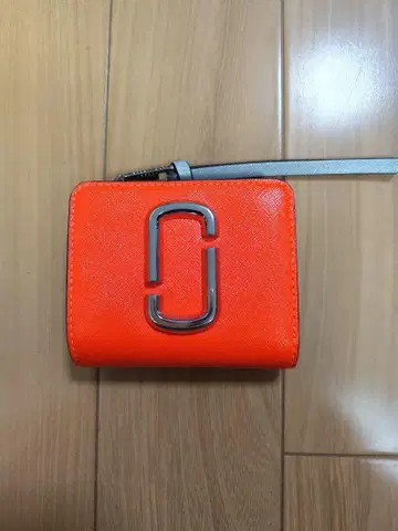 마크제이콥스 MARC JACOBS 이단 접이식 지갑 네온 컬러