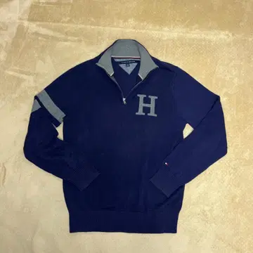 TOMMY HILFIGER 네이비 하프 지퍼 스웨터 H 자수 니트
