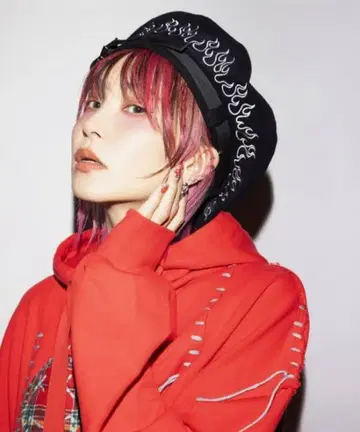 LiSA x Candy Stripper 콜라보 베레모 블랙 x 화이트