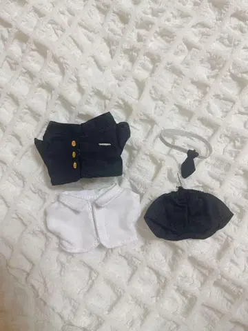 구체적인 목 니트 인형 옷
