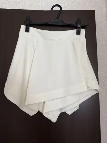 화이트 비대칭 숏팬츠