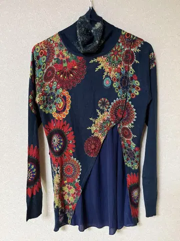 DSIGUAL 네이비 꽃무늬 긴팔 하이넥 상의