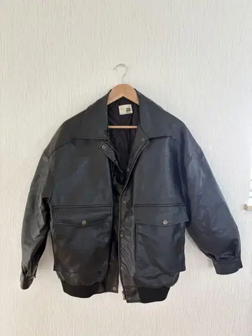 블랙 가죽 자켓 박스 실루엣