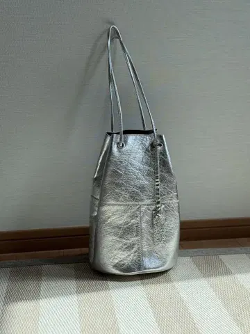 실버 버킷 숄더백