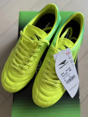 [ 연휴 한정 가격 ] 새상품 미사용! 페널티 축구 스파이크 24.5cm