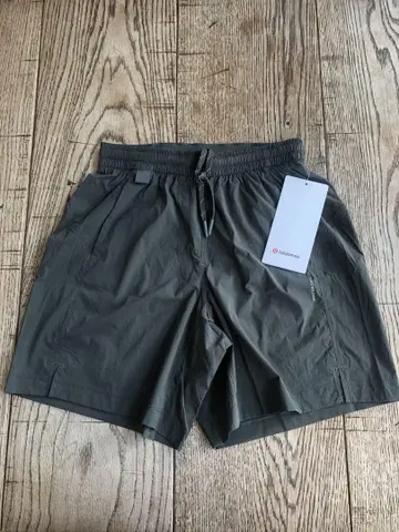 lululemon 올리브 그린 숏팬츠