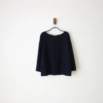 자유구/뒷면 절개 울 티셔츠