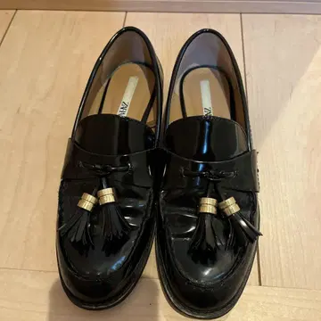 ZARA 태슬 장식 블랙 로퍼
