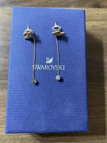 Swarovski 스완 모티브 골드 체인 귀걸이