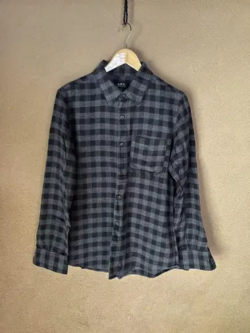 A.P.C. 그레이 계열 체크 버튼업 셔츠