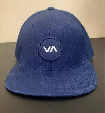 RVCA 루카 네이비 로고 자수 플랫 바이저 캡