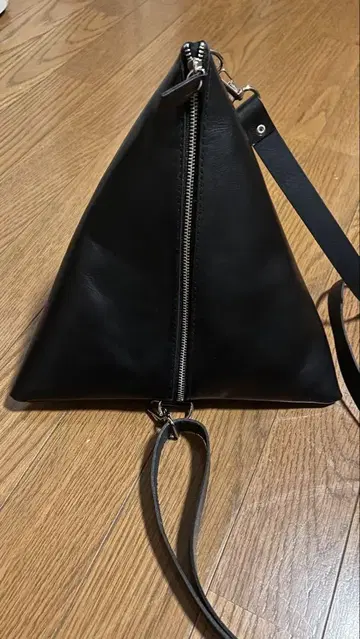 카우 가죽 삼각형 숄더백 블랙