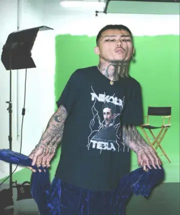 니콜라 테슬라 T kohh 치바 유키 착용