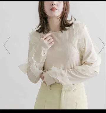 미사용 택 포함 KBF 프릴 메로우 티셔츠 긴팔 아이보리