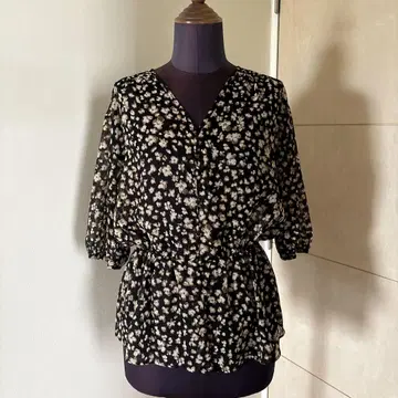 미사용 유나이티드 애로우즈 꽃무늬 V넥 블라우스 오부소데