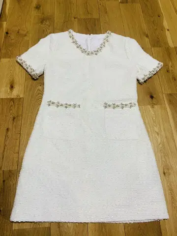 화이트 비즈 장식 무릎 기장 원피스