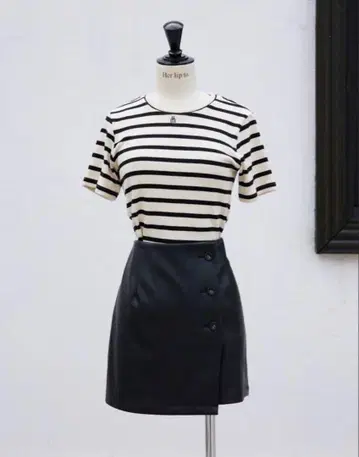 herlipto Trois Logo Ribbed Tee M 사이즈