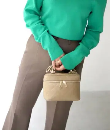 퀼팅 베이지 숄더 체인 오렌티 AULENTTI
